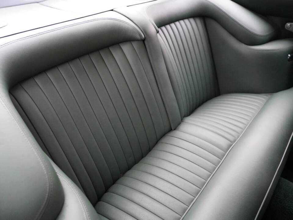 Image 9/22 de Aston Martin DB 6 Mk II (1970)