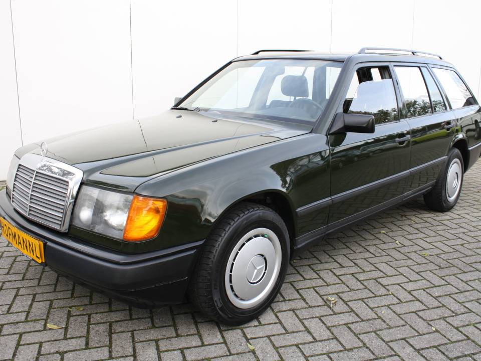 Image 1/14 de Mercedes-Benz 230 TE (1986)