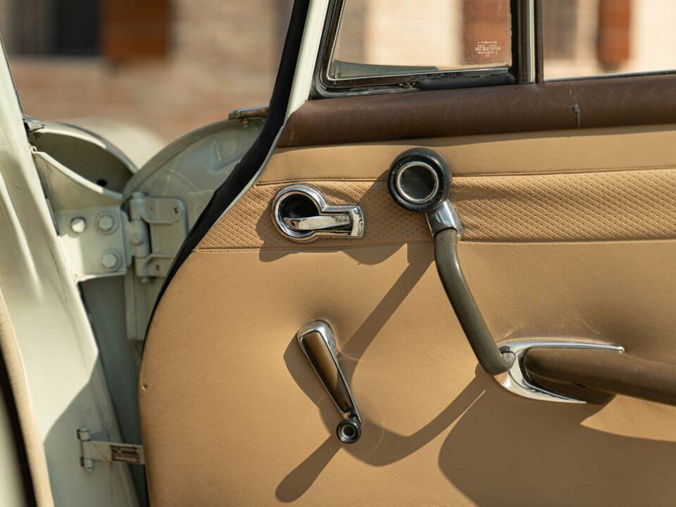 Image 28/50 of Mercedes-Benz 200 (1966)