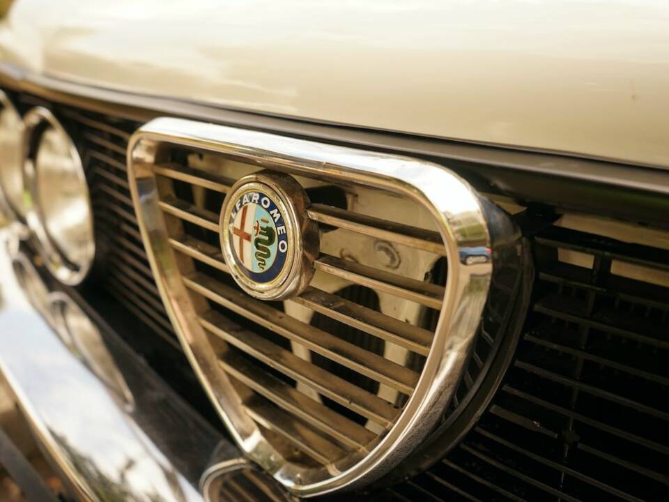 Image 18/100 of Alfa Romeo Giulia Nuova Super 1300 (1977)