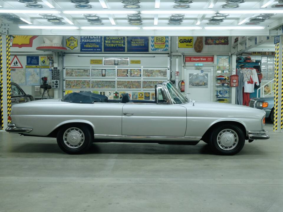 Image 13/50 of Mercedes-Benz 280 SE 3,5 (1970)