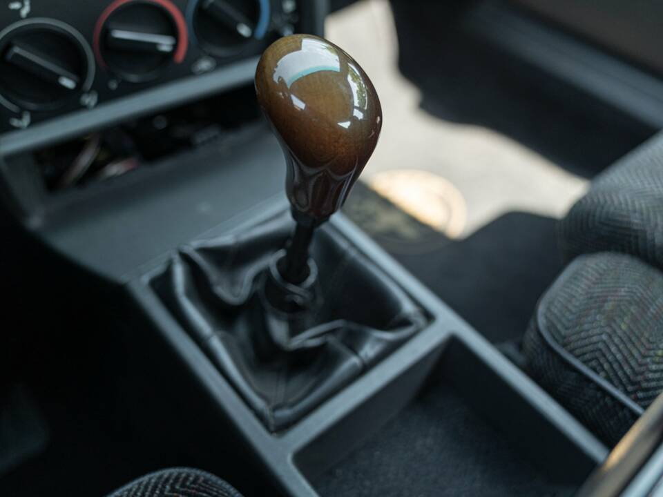 Immagine 43/50 di Alfa Romeo 75 2.0 Twin Spark (1989)