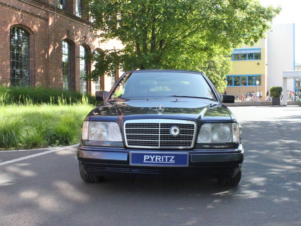 Image 9/21 of Mercedes-Benz E 320 (1995)