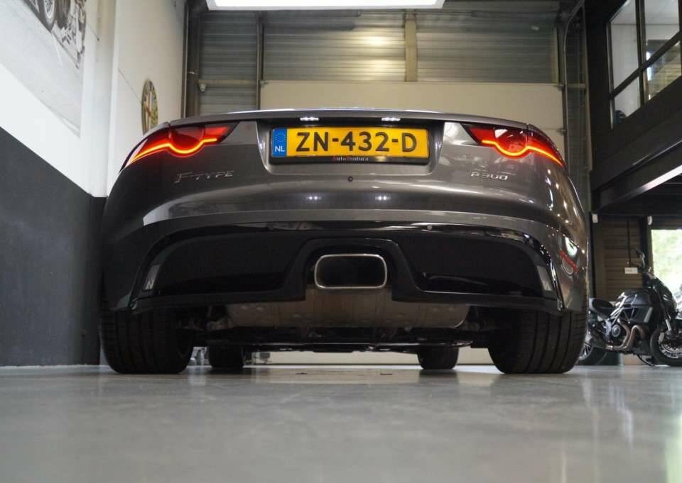 Image 38/50 of Jaguar F-Type (2019)