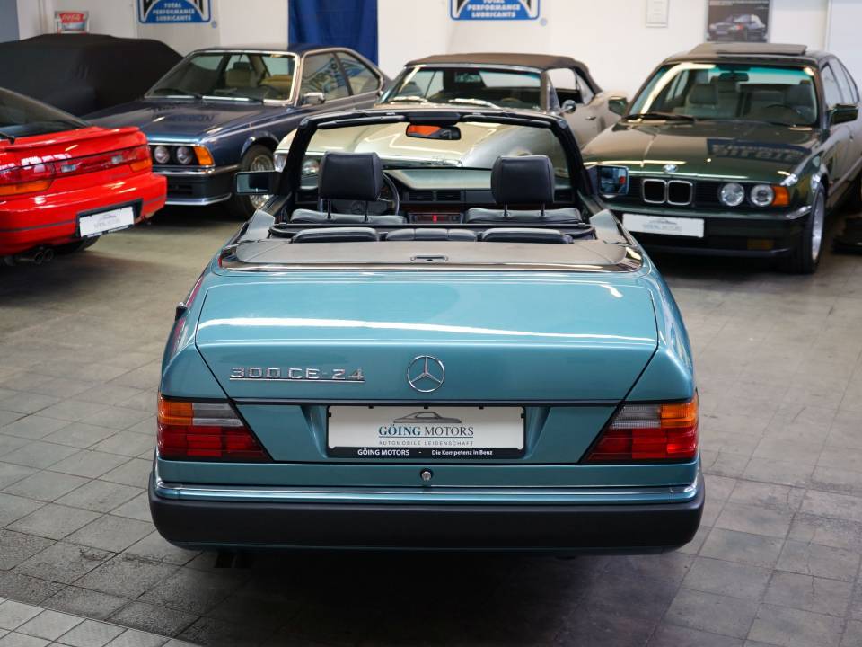 Image 9/37 de Mercedes-Benz 300 CE-24 (1992)