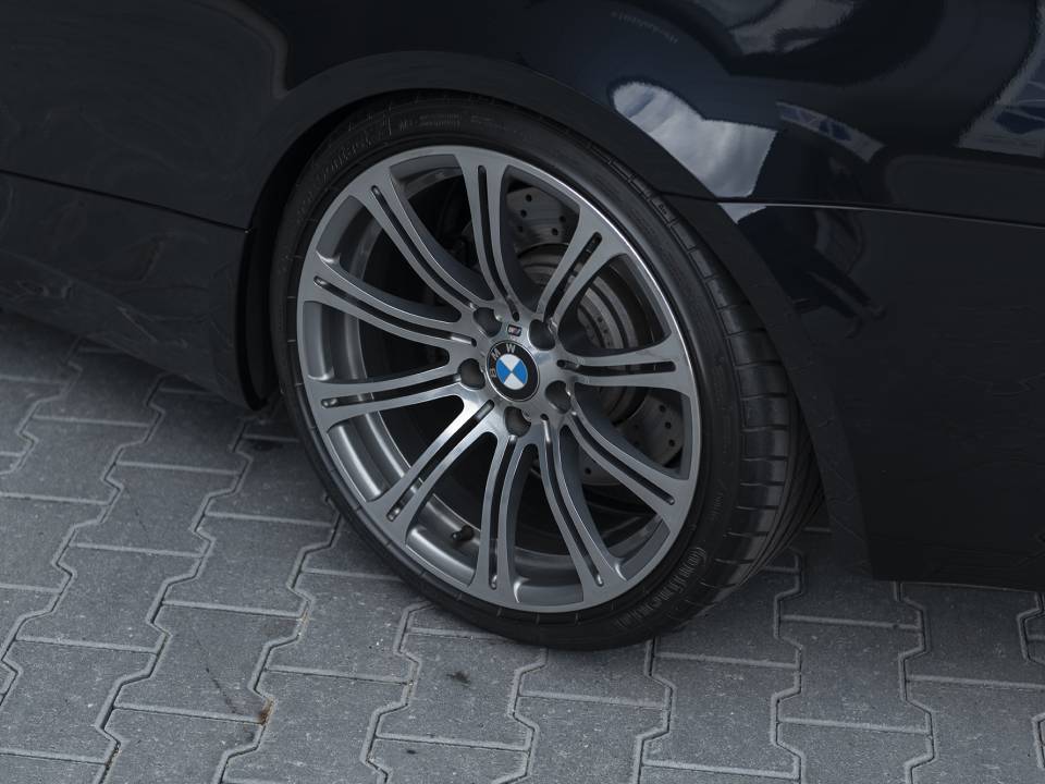 Image 8/50 of BMW M3 (2010)