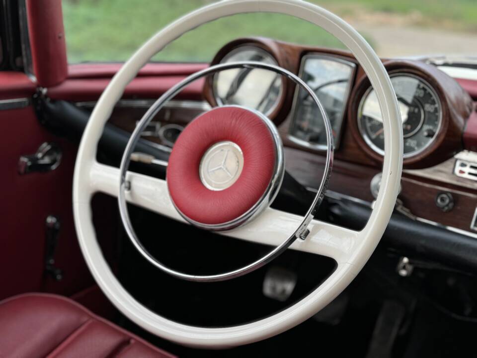 Image 38/132 of Mercedes-Benz 220 SE b (1963)