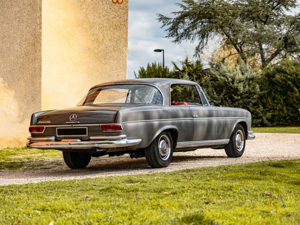 Image 14/86 of Mercedes-Benz 300 SE (1965)