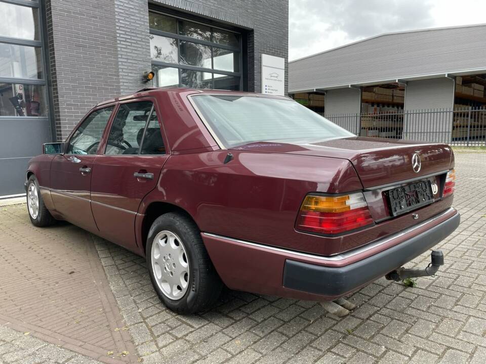 Bild 7/8 von Mercedes-Benz 300 E (1990)
