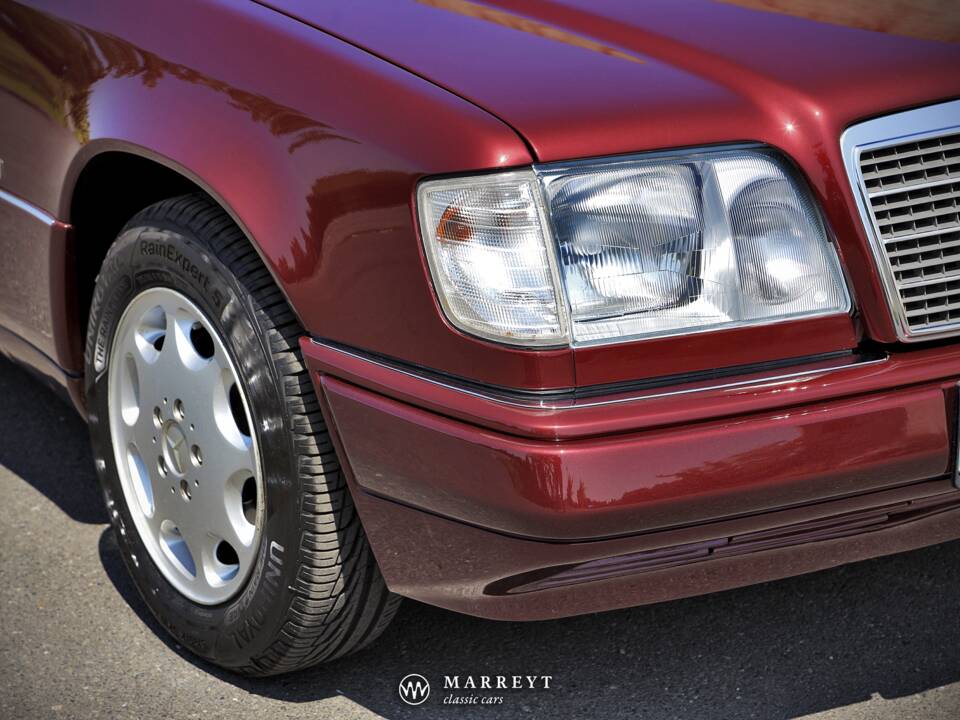 Bild 37/79 von Mercedes-Benz E 220 (1996)