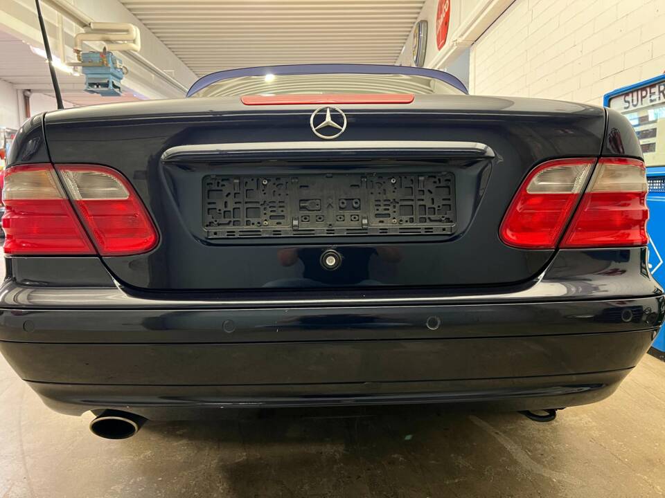 Image 13/17 of Mercedes-Benz CLK 320 (2001)