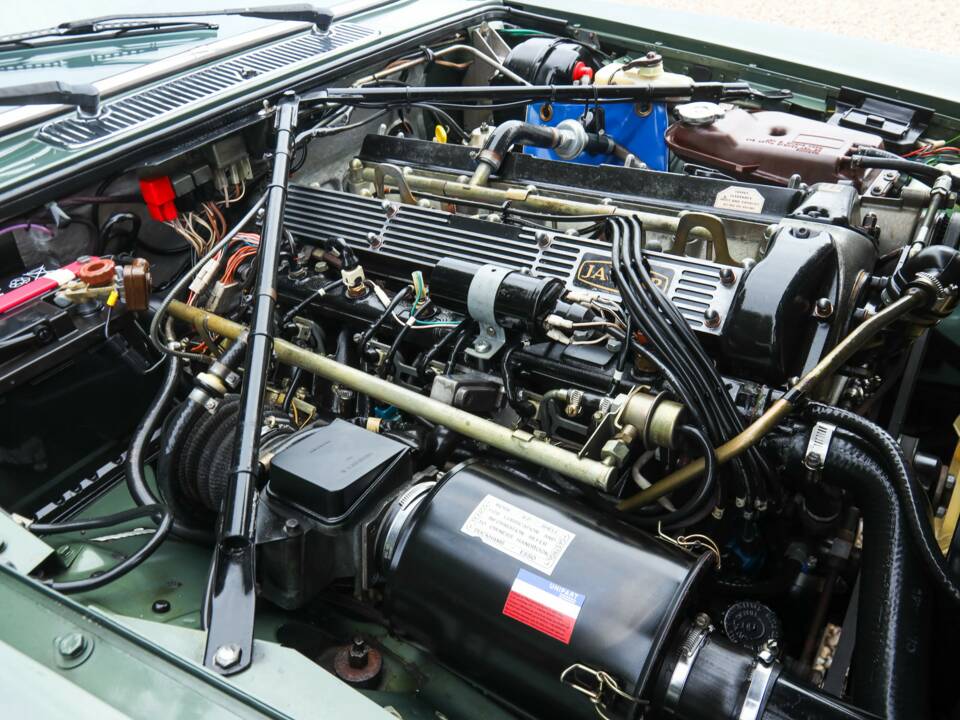 Image 12/50 of Jaguar XJ 6 4.2 (1985)