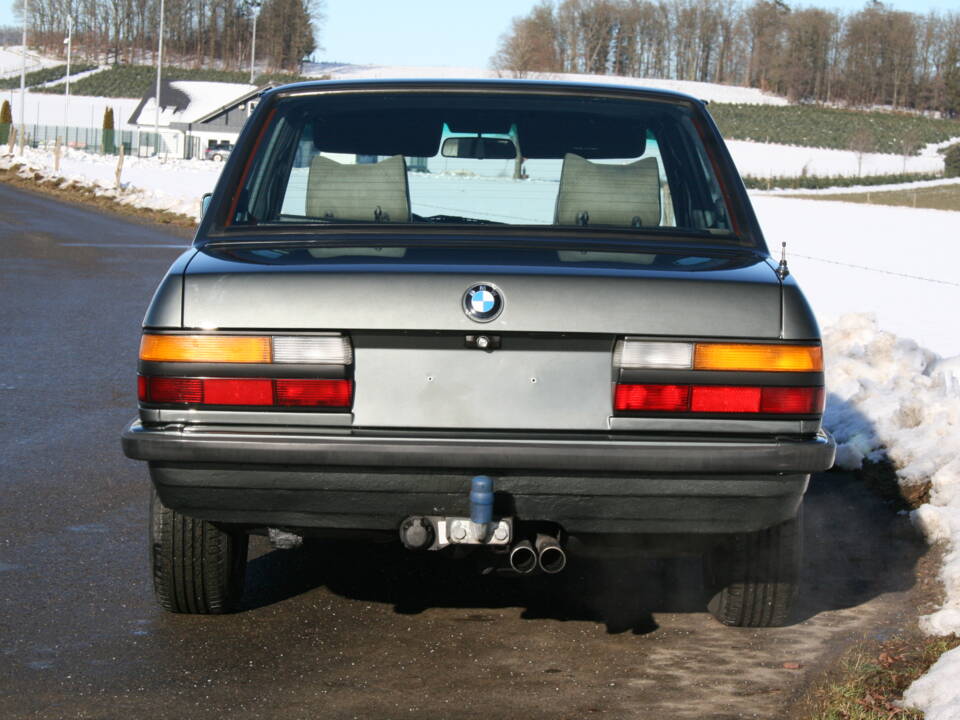 Image 38/65 of BMW 520i (1987)