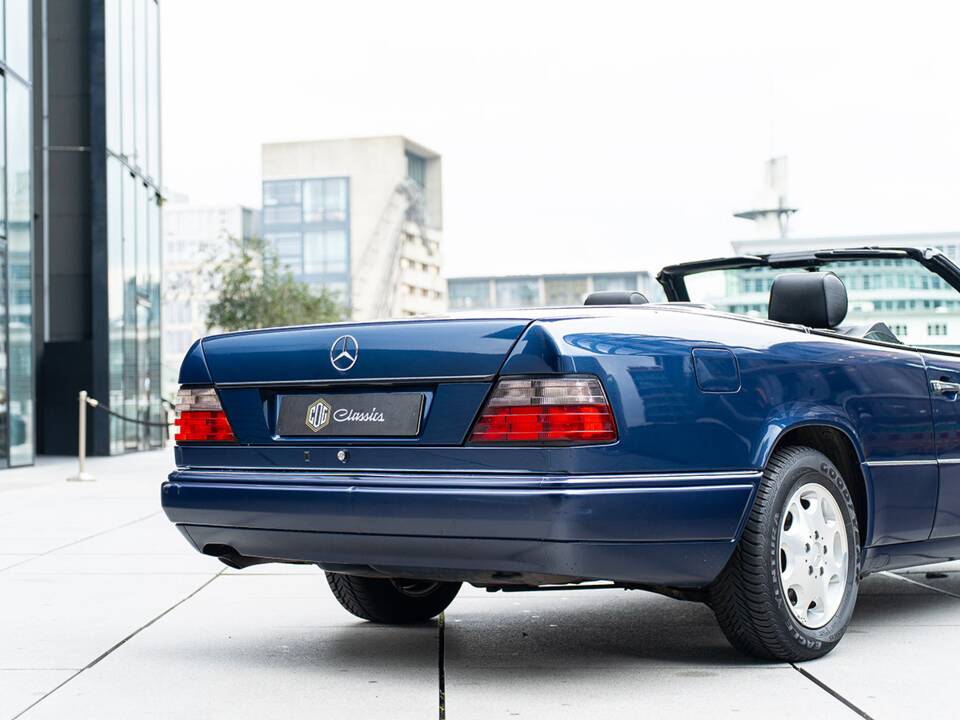 Image 9/45 of Mercedes-Benz E 220 (1995)
