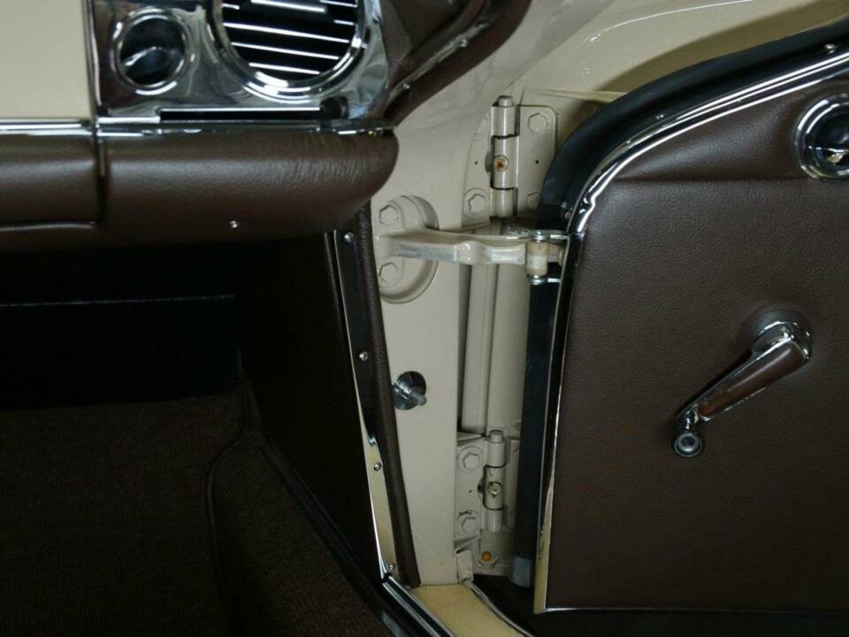 Image 32/50 of Mercedes-Benz 230 SL (1967)