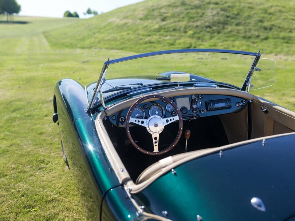 Image 12/38 of MG MGA 1500 (1958)