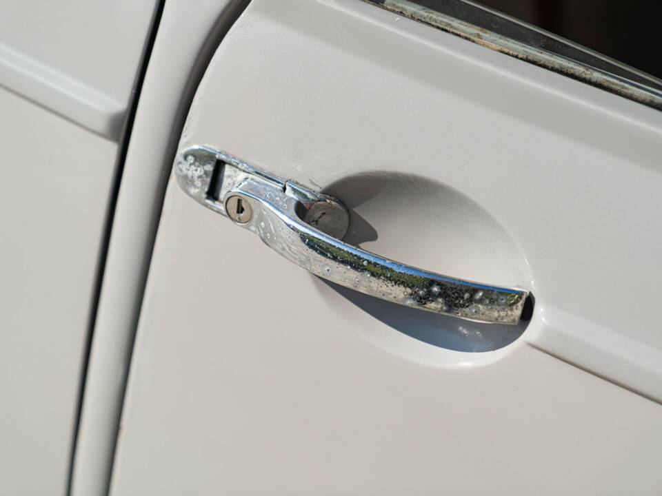 Image 22/50 of Morris Minor 1000 (1958)