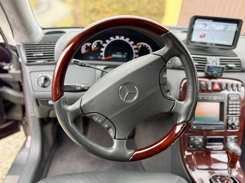 Image 17/27 of Mercedes-Benz CL 600 (2001)