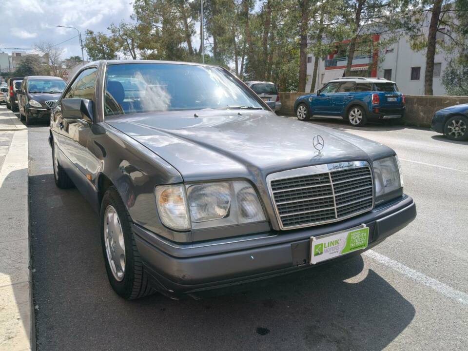 Immagine 33/35 di Mercedes-Benz E 200 (1995)