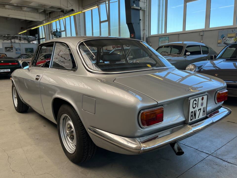 Image 27/39 of Alfa Romeo Giulia GT 1300 Junior (1970)