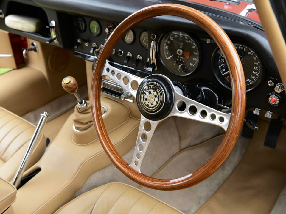 Image 49/50 de Jaguar E-Type (1968)