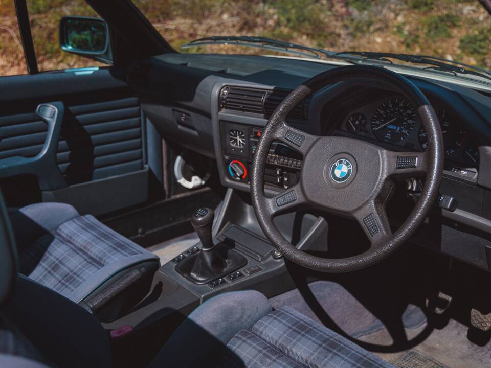 Bild 23/36 von BMW 318i (1991)