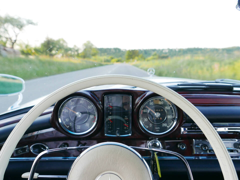 Imagen 28/56 de Mercedes-Benz 220 SE b (1962)