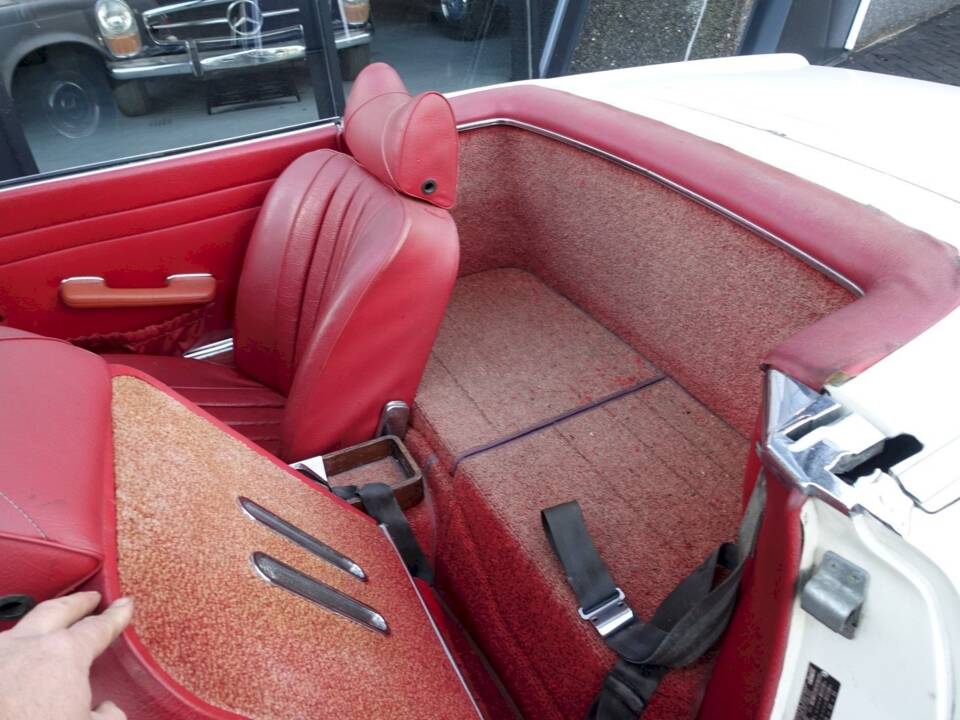 Image 28/37 of Mercedes-Benz 280 SL (1970)