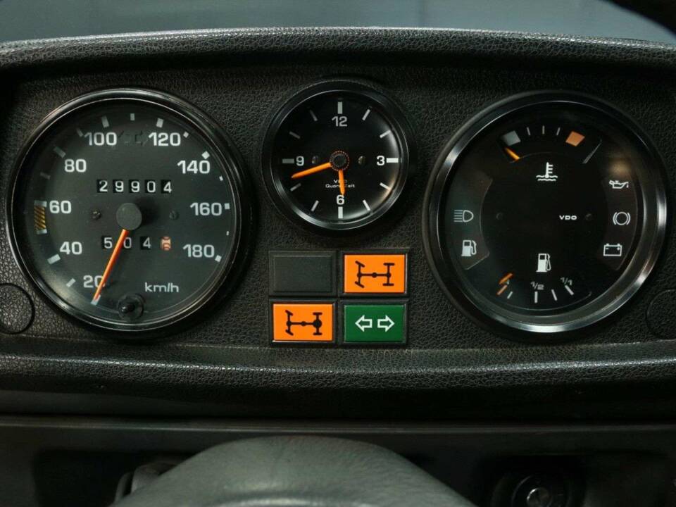 Immagine 17/50 di Mercedes-Benz 230 GE (SWB) (1993)