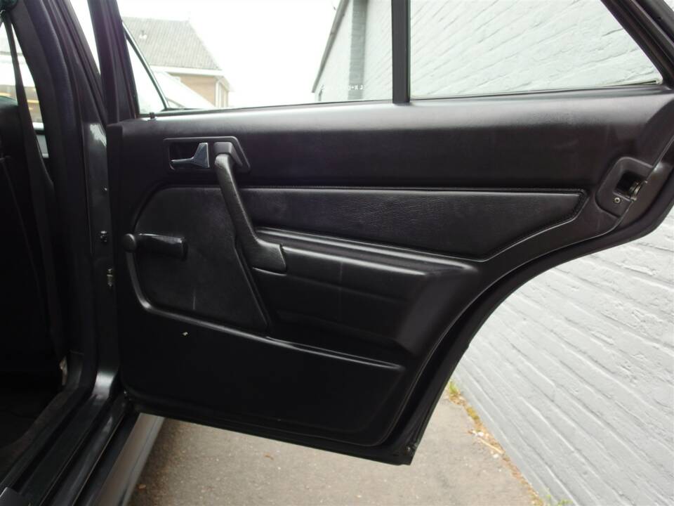 Immagine 61/98 di Mercedes-Benz 190 E 2.3-16 (1985)