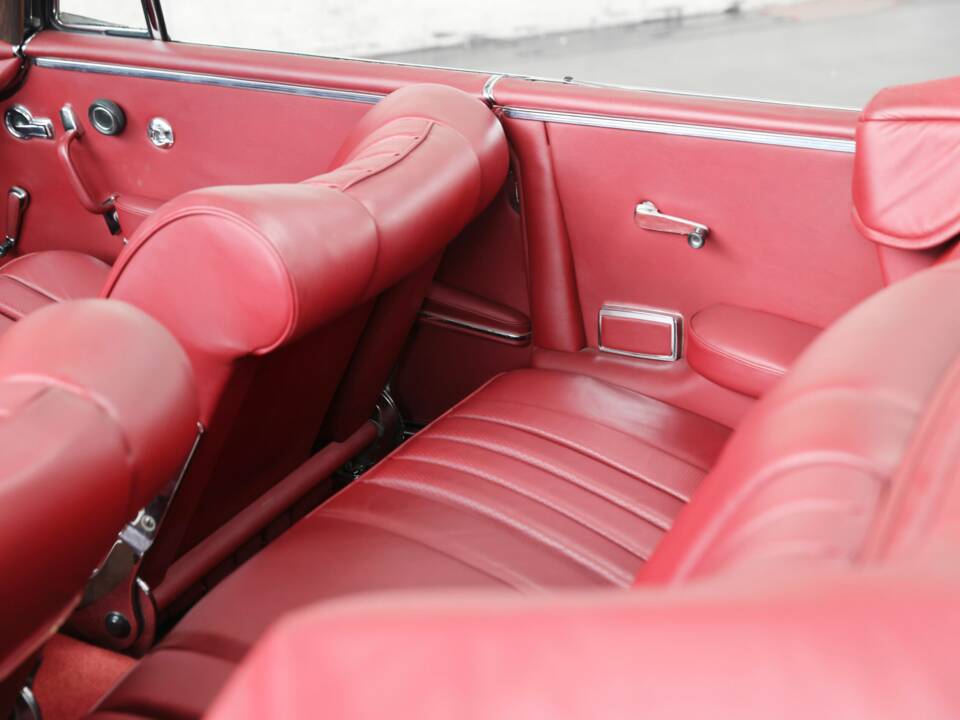 Image 35/50 of Mercedes-Benz 220 SE b (1962)