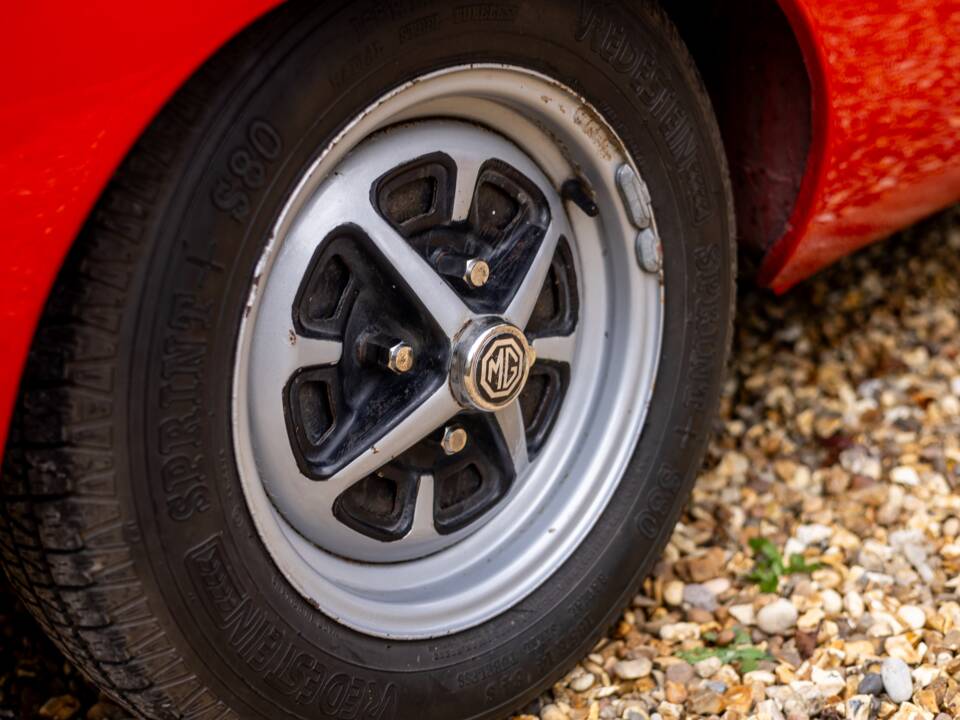 Image 14/39 de MG MGB GT (1972)