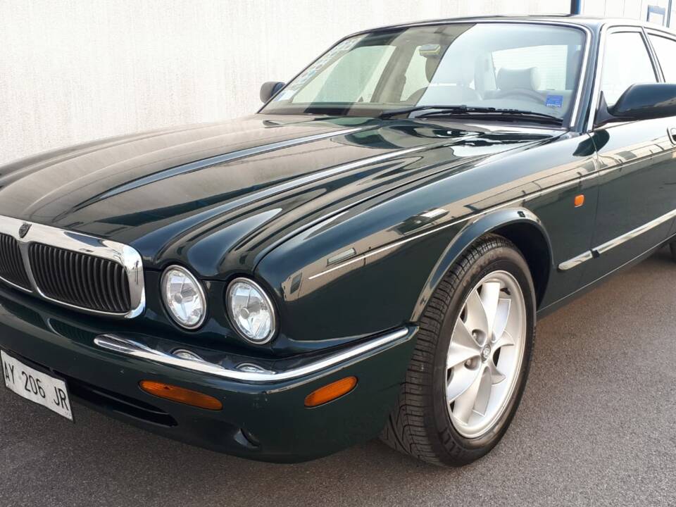 Image 1/11 of Jaguar XJ 8 4.0 Executive (1998)
