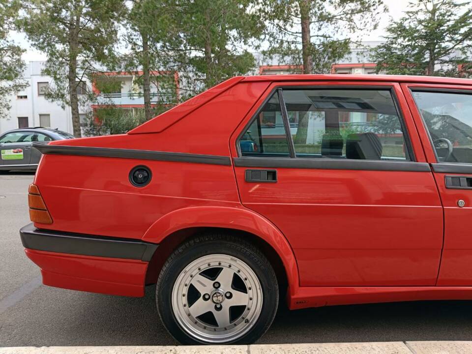 Image 10/42 of Alfa Romeo 75 1.8 (1991)