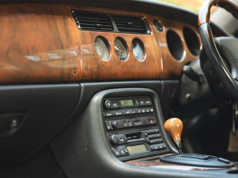 Imagen 25/50 de Jaguar XK8 4.0 (2000)