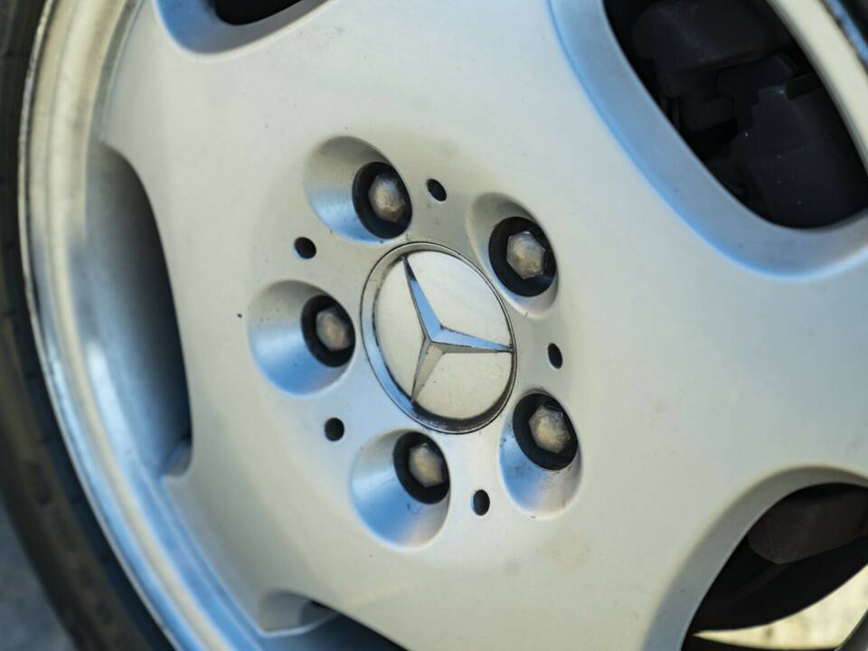 Image 21/50 of Mercedes-Benz CLK 200 (1997)