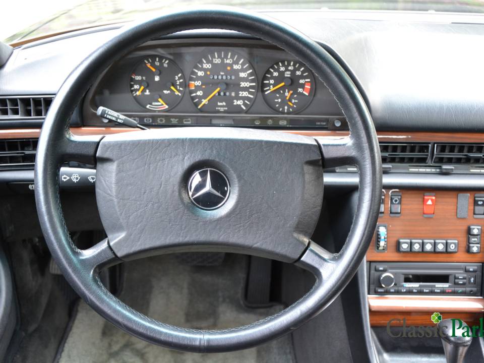 Image 30/50 of Mercedes-Benz 300 SE (1989)