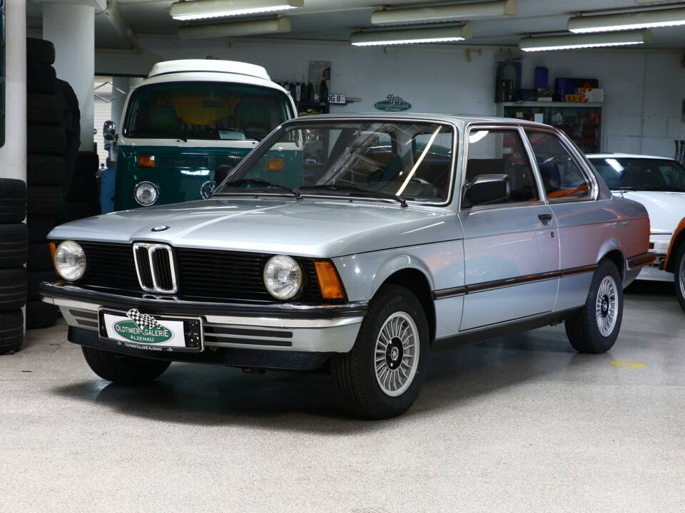 Immagine 2/22 di BMW 318i (1981)