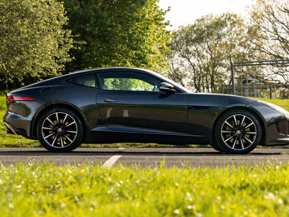 Image 2/45 of Jaguar F-Type (2016)