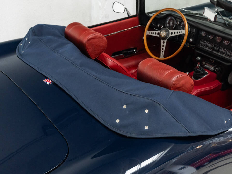 Image 23/36 of Jaguar E-Type (1969)