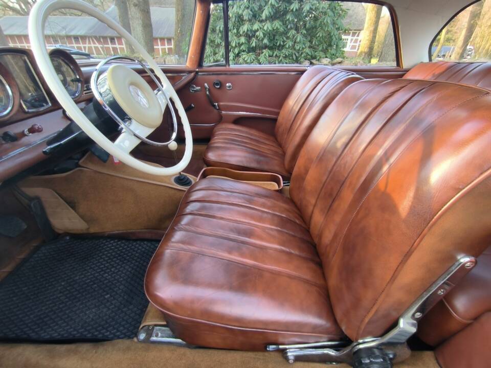 Image 24/54 of Mercedes-Benz 220 SE b (1963)