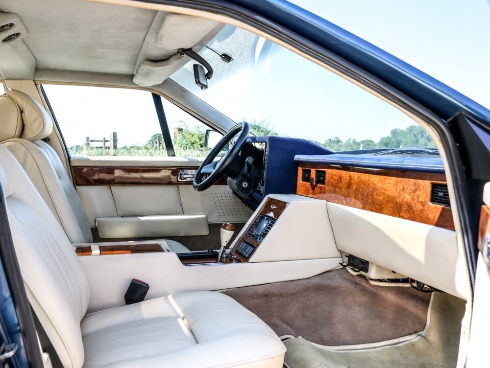 Immagine 4/28 di Aston Martin Lagonda (1987)
