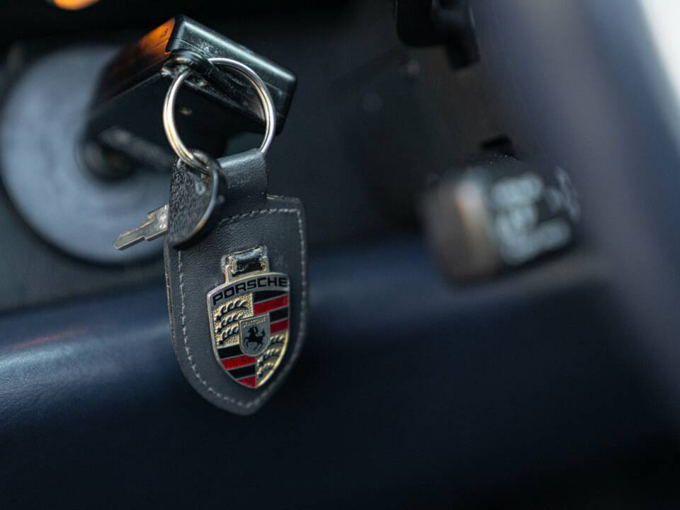 Immagine 33/50 di Porsche 911 Carrera 4S (1996)