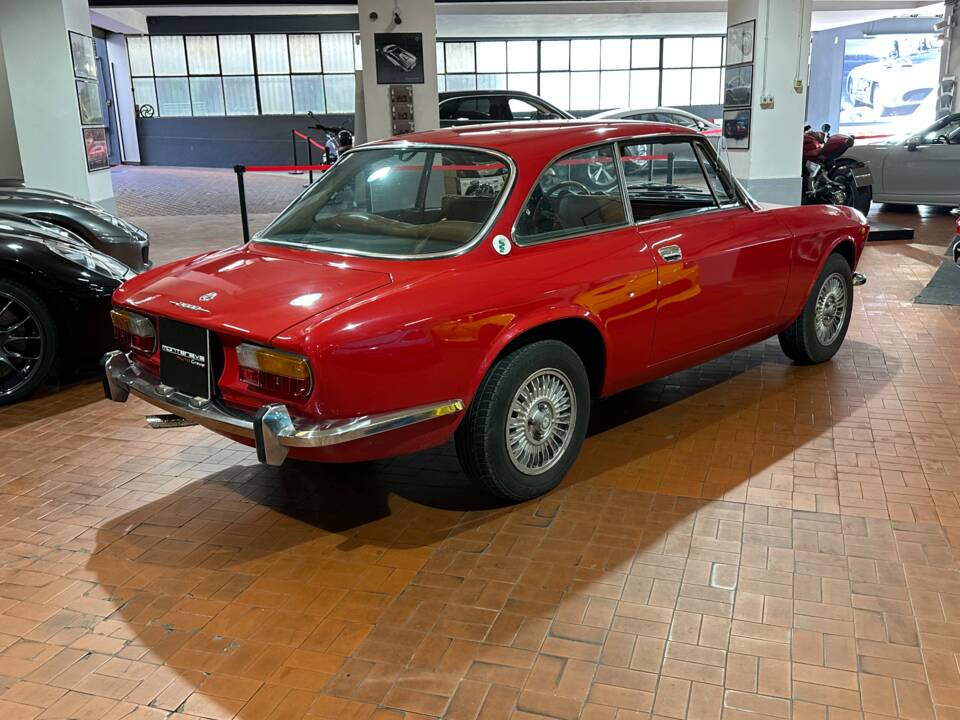 Image 19/33 de Alfa Romeo 2000 GT Veloce (1972)