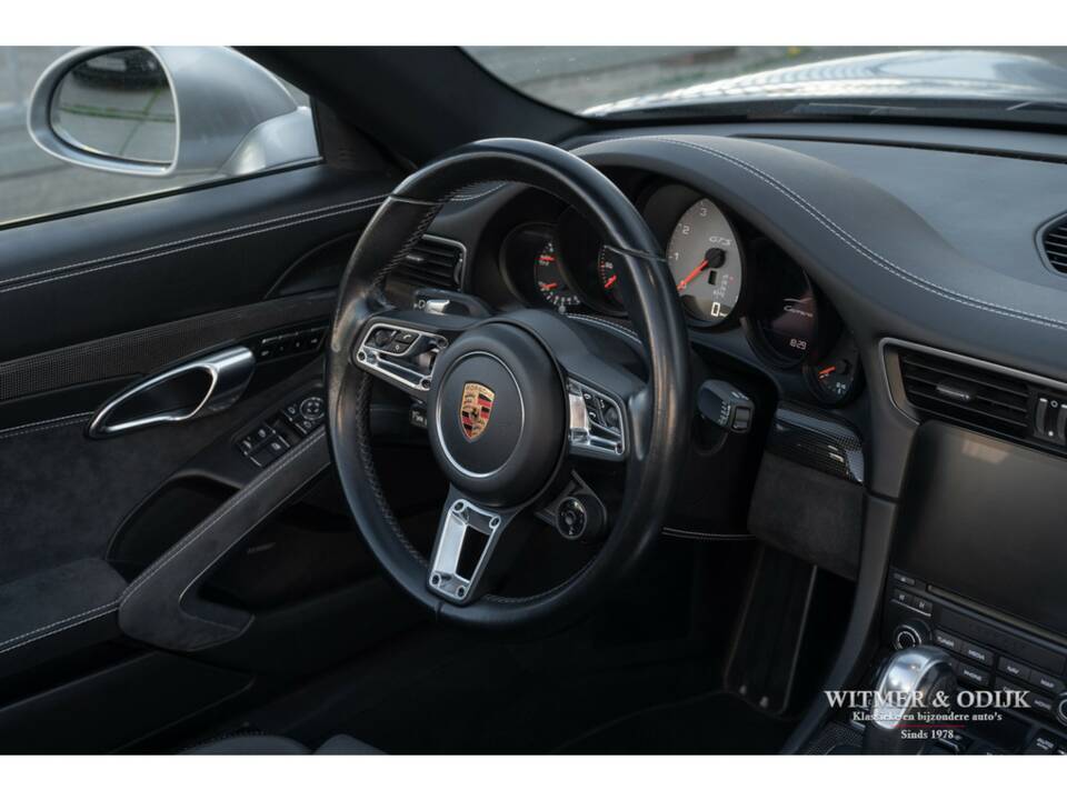 Image 10/38 of Porsche 911 Carrera GTS (2017)
