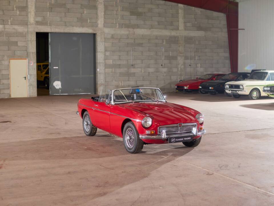 Image 2/27 of MG MGB GT (1972)
