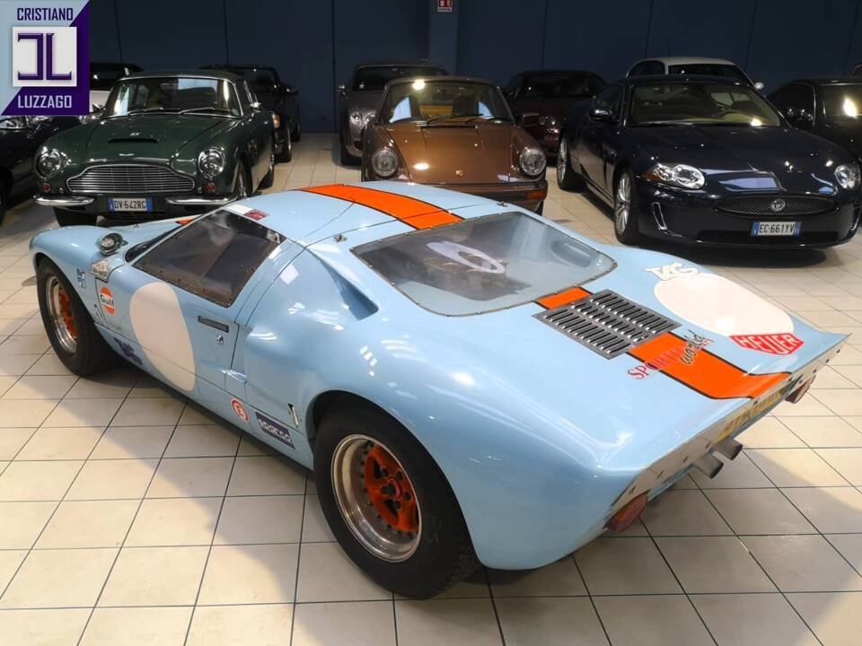 Image 8/50 of Ford GT40 (1966)