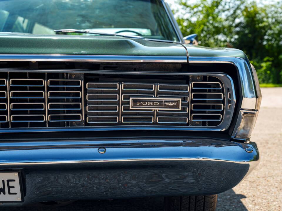 Image 8/28 of Ford LTD Country Squire (1968)
