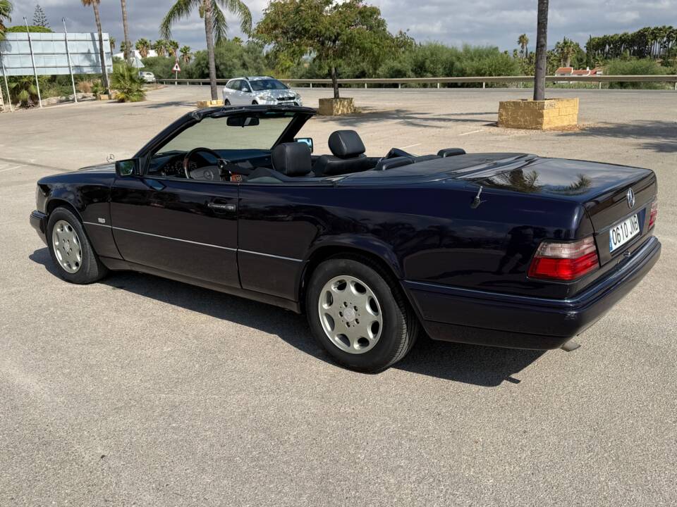 Image 6/30 of Mercedes-Benz E 200 "Final Edition" (1997)