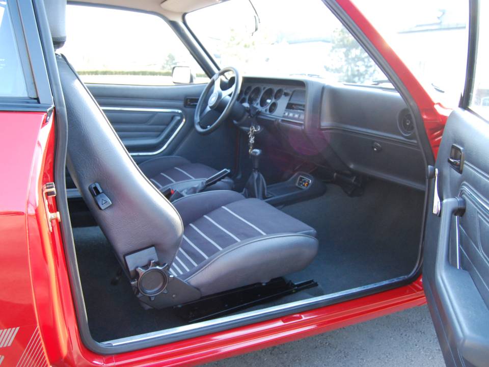 Image 13/27 de Ford Capri 2,0 (1983)